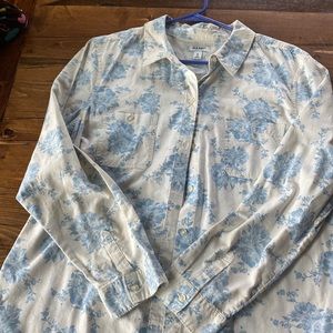 Old Navy Floral Blouse Women's XL blue white floral button front long sleeve EUC